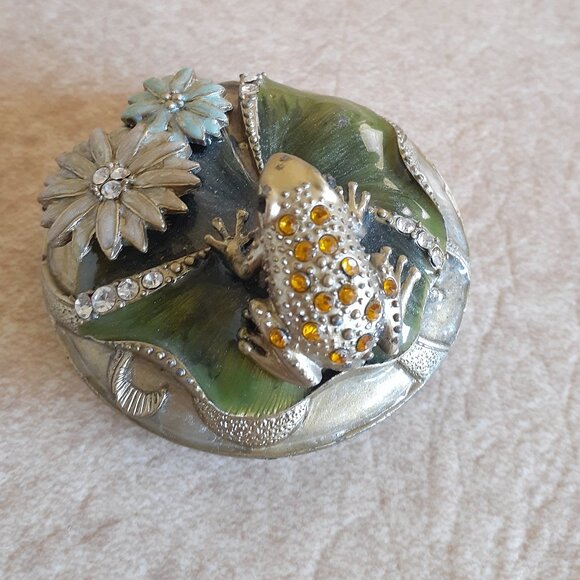 Vintage Enamel with Frog Compact - Picture 3 of 9